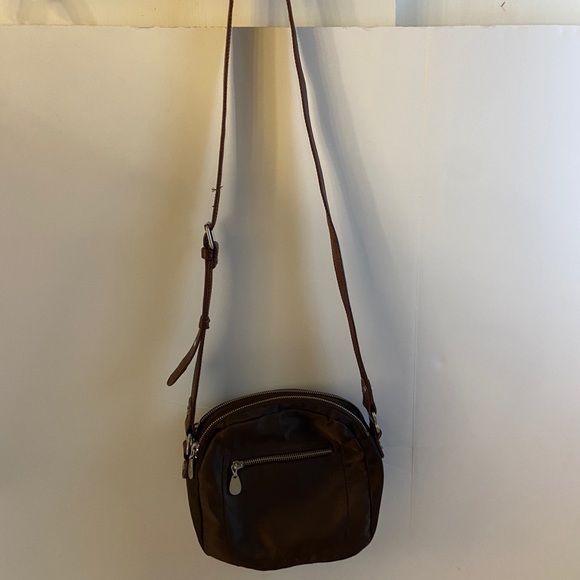 Baggallini brown leather buckle strap crossbody